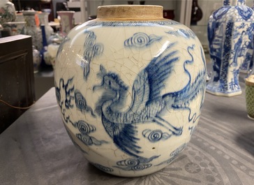 Een Chinese blauw-witte gemberpot met een draak en een feniks, Yongzheng
